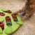 Petstages Cat Puzzle & Play Buggin Out Nina Ottosson kattaktivering kattpussel blad grön puzzel godisgömma födosök