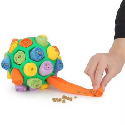 Zoom bild av aktivitetsboll aktiveringsboll aktivering hundaktivering snuffle ball snuffelmatta boll hundboll godisgömma snacksgömma hundleks