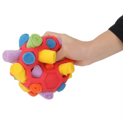 Zoom bild av aktivitetsboll aktiveringsboll aktivering hundaktivering snuffle ball snuffelmatta boll hundboll godisgömma snacksgömma hundleks