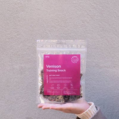 Zoom bild av hundsnacks hundgodis hjort venison naturligt buddy träningsgodis rådjur