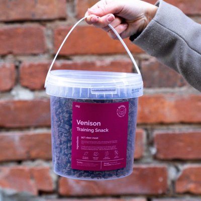 Zoom bild av hundsnacks hundgodis hjort venison naturligt buddy träningsgodis rådjur