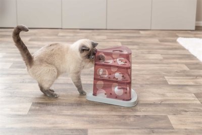 Zoom bild av kattleksak aktiveringsleksak katt kattaktivering godisgömma slow feeder kattpussel foderpussel trixie rosa vit plast cat activit