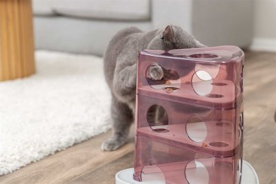 Zoom bild av kattleksak aktiveringsleksak katt kattaktivering godisgömma slow feeder kattpussel foderpussel trixie rosa vit plast cat activit