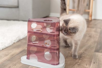 Zoom bild av kattleksak aktiveringsleksak katt kattaktivering godisgömma slow feeder kattpussel foderpussel trixie rosa vit plast cat activit