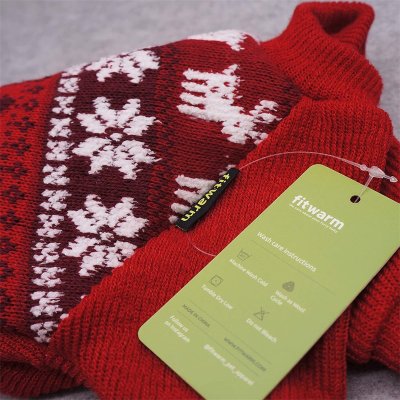 Zoom bild av hundtröja jultröja hund röd stickad vintermönster julmönster fitwarm