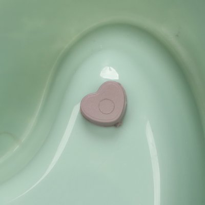 Zoom bild av flamingo hjärtformad matskål hundmatskål grön vattenskål plastskål hund tre storlekar plast gullig pastell alla hjärtans dag