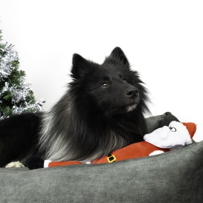 Zoom bild av flamingo hundleksak lång jultomte mjuk plysch med pip röd vit tomteluva rolig julleksak hund