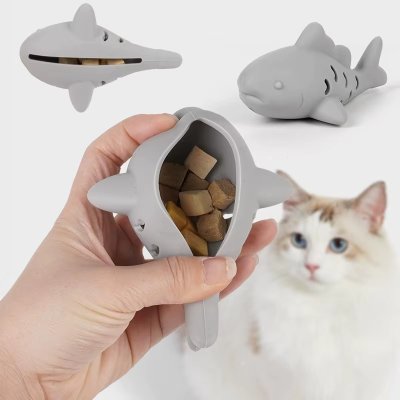 Zoom bild av godisgömma aktiveringsleksak silikon kattleksak snacksgömma snacksleksak katt rosa grön mjuk fisk