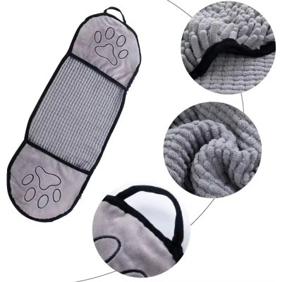 Zoom bild av hundhandduk handtag handfickor tassar rya mikrofiber grå pälsvård hund katt hundbad hunddusch