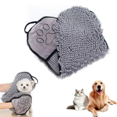 Zoom bild av hundhandduk handtag handfickor tassar rya mikrofiber grå pälsvård hund katt hundbad hunddusch