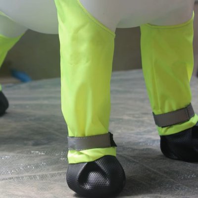 Zoom bild av Hundskor med hängslen, reflexer, två färger neongrön neonorange regnskor höga skor hund hundskor hängselskor med remmar