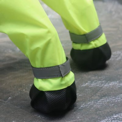 Zoom bild av Hundskor med hängslen, reflexer, två färger neongrön neonorange regnskor höga skor hund hundskor hängselskor med remmar