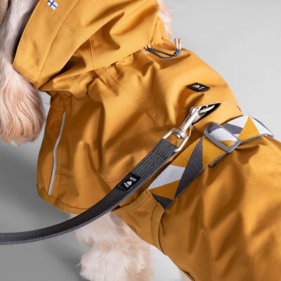 Zoom bild av hurtta mudventure coat eco regnjacka eggplant vinröd skaljacka finsk premium hundkläder eco miljövänlig