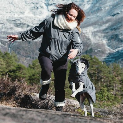 Zoom bild av hundtäcke vintertäcke grå mörkgrå hurtta varmt hundtäcke kallt väder frusen hund temotäcke reflex vattentätt hurtta expedition p