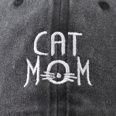 Zoom bild av keps kattkeps kattmamma kattförälder sommarkeps solskydd katt pälskling solkeps cat mom broderat färgglad huvudbonad