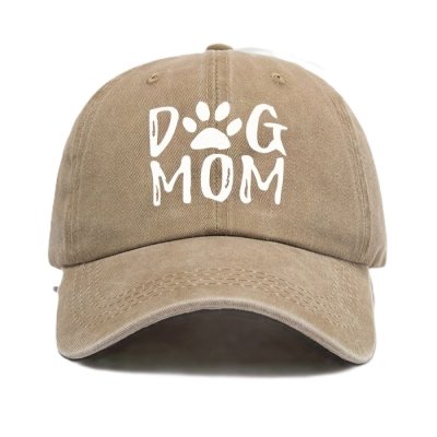 Zoom bild av keps hundkeps hundmamma solkeps solskärm sommarkeps hundförälder färgglad huvudbonad dog mom tryck