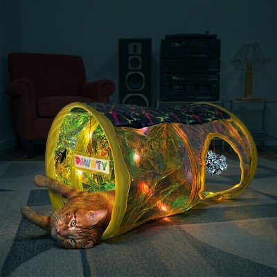 Zoom bild av KONG Play Spaces Rave Cave kattunnel multisensorisk musik lampor rejv kattleksak gul tunnel lek katt