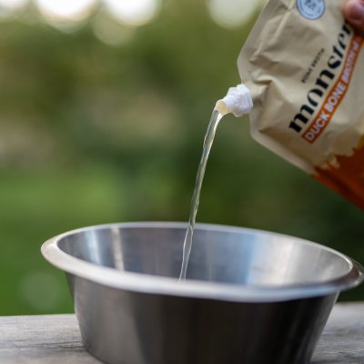 Zoom bild av monster dog bone broth duck anka ankbuljong benbuljong kollagen buljong hund tillskott vitamin nyttigt smakligt bra för hud päls