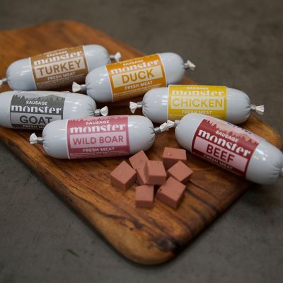 Zoom bild av monster belöningsgodis blötfoder korv sausage beef biff nötkött fresh meat blötmat helfoder spannmålsfri kladdfri slice & dice h