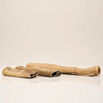 Zoom bild av njord nötrulle hundtugg tuggrulle naturligt hundgodis proteinrikt tugg för hundar med hår med narvhud svenskt gott miljövänligt