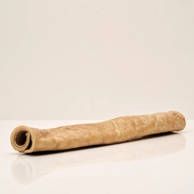 Zoom bild av njord nötrulle hundtugg tuggrulle naturligt hundgodis proteinrikt tugg för hundar med hår med narvhud svenskt gott miljövänligt