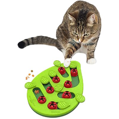 Zoom bild av Petstages Cat Puzzle & Play Buggin Out Nina Ottosson kattaktivering kattpussel blad grön puzzel godisgömma födosök