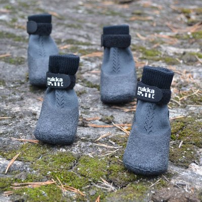 Zoom bild av hundskor hundsocka svart rukka