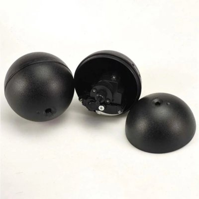 Zoom bild av robotboll hundboll rullande plyschklädd boll motor färgglad hundleksak