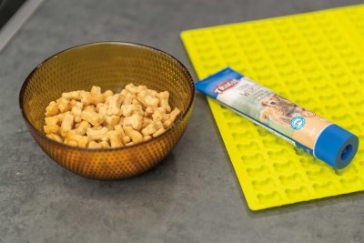 Zoom bild av Bakform / Lick´n´Snack-platta, ben, neongrön silikon, 38 × 28 cm