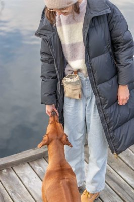 Zoom bild av godisväska hundträning hundgodisväska smidig beige klämma bältesspänne dragsko