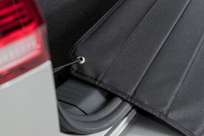 bilskydd hundskydd bil bagageskydd bagageutrymme kofångarskydd hund i bil biltransport hund hundar golvkrokar vikbart svart poly