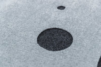 Zoom bild av kattleksak kattlekmatta lekmatta leksak katt katter tyg polyester äventyrsmatta aktivitetsmatta grå svart filt cat activity trix