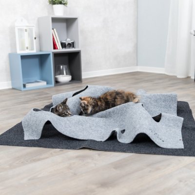 Zoom bild av kattleksak kattlekmatta lekmatta leksak katt katter tyg polyester äventyrsmatta aktivitetsmatta grå svart filt cat activity trix