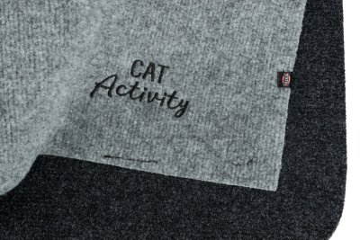 Zoom bild av kattleksak kattlekmatta lekmatta leksak katt katter tyg polyester äventyrsmatta aktivitetsmatta grå svart filt cat activity trix