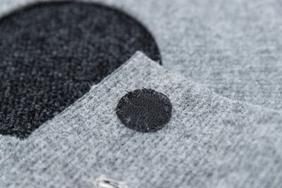 Zoom bild av kattleksak kattlekmatta lekmatta leksak katt katter tyg polyester äventyrsmatta aktivitetsmatta grå svart filt cat activity trix