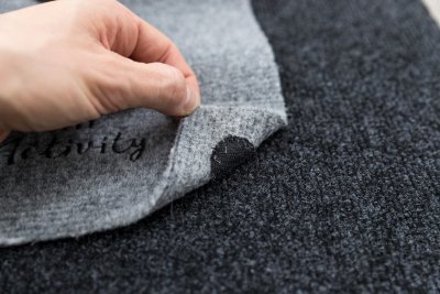 Zoom bild av kattleksak kattlekmatta lekmatta leksak katt katter tyg polyester äventyrsmatta aktivitetsmatta grå svart filt cat activity trix