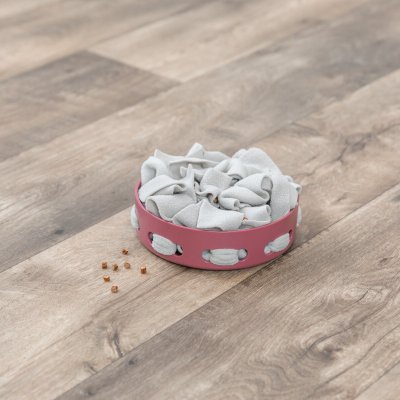 Zoom bild av aktiveringsskål snuffelmatta nose work katt aktiveringsmatskål kattmatskål stimulerar pussel spel långsam slow eating hjärngympa