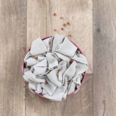 Zoom bild av aktiveringsskål snuffelmatta nose work katt aktiveringsmatskål kattmatskål stimulerar pussel spel långsam slow eating hjärngympa