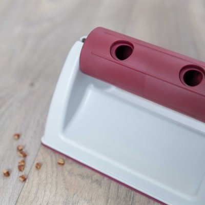 Zoom bild av aktiveringsleksak katt kattaktivering kattpussel godispussel kattspel godisspel snacks kattsnacks