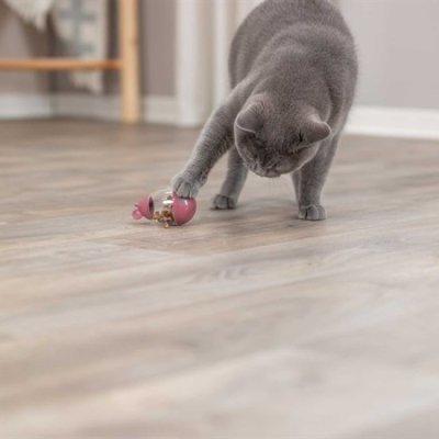 Zoom bild av cat activity snacksleksak godisgömma aktiveringsleksak aktivering katt kattaktivering godisvobbel mus rosa grön trixie plast