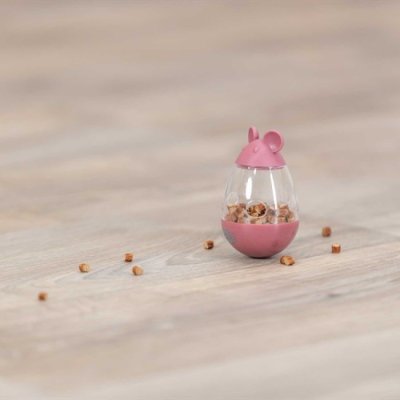 Zoom bild av cat activity snacksleksak godisgömma aktiveringsleksak aktivering katt kattaktivering godisvobbel mus rosa grön trixie plast