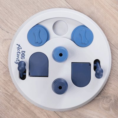 Zoom bild av aktiveringsspel hundaktivering aktiveringsleksak belöningspussel hundpussel aktivitet belöning godisgömma trixie