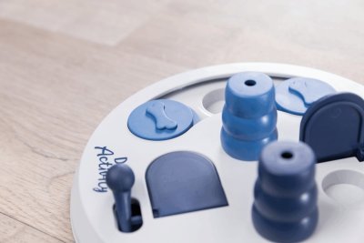 Zoom bild av aktiveringsspel hundaktivering aktiveringsleksak belöningspussel hundpussel aktivitet belöning godisgömma trixie