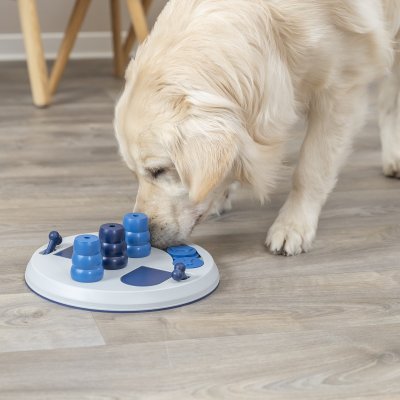 Zoom bild av aktivitetsspel hundaktivering belöningsleksak aktivitetsleksak godisgömma godispussel hundpussel belöning godis hund trixie