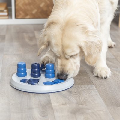 Zoom bild av aktivitetsspel hundaktivering belöningsleksak aktivitetsleksak godisgömma godispussel hundpussel belöning godis hund trixie