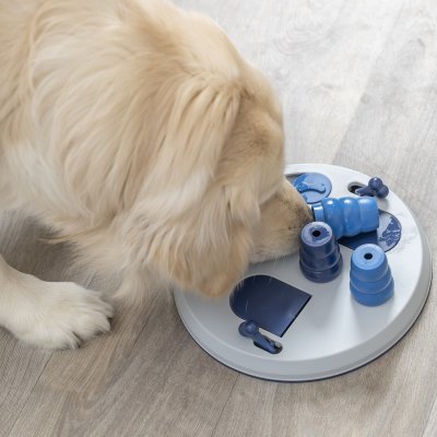 Zoom bild av aktivitetsspel hundaktivering belöningsleksak aktivitetsleksak godisgömma godispussel hundpussel belöning godis hund trixie