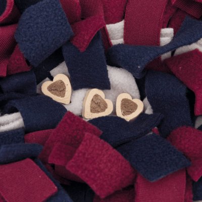 Zoom bild av aktiveringsmatta snuffelmatta sniffmatta godismatta hundgodis hundspel hundpussel hundaktivering leta godis matta fleece blå röd