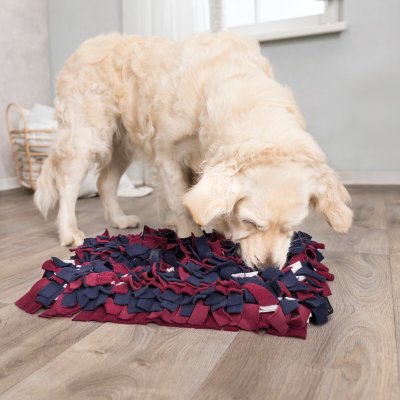 Zoom bild av aktiveringsmatta snuffelmatta sniffmatta godismatta hundgodis hundspel hundpussel hundaktivering leta godis matta fleece blå röd