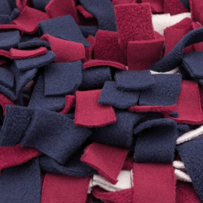 Zoom bild av aktiveringsmatta snuffelmatta sniffmatta godismatta hundgodis hundspel hundpussel hundaktivering leta godis matta fleece blå röd