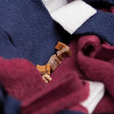 Zoom bild av aktiveringsmatta snuffelmatta sniffmatta godismatta hundgodis hundspel hundpussel hundaktivering leta godis matta fleece blå röd